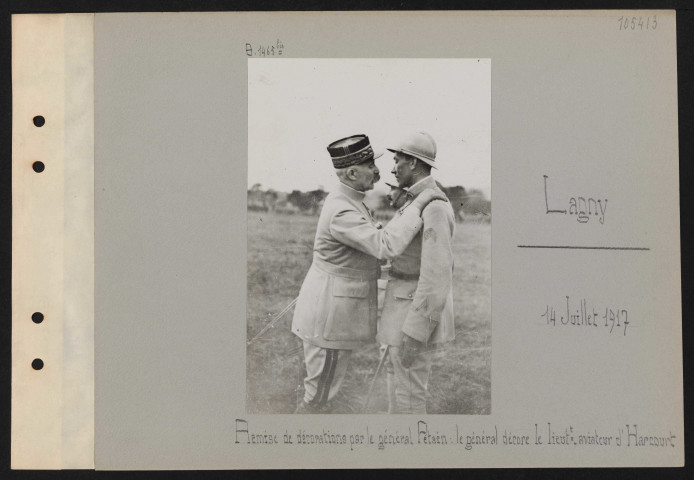 Lagny. Remise de décorations par le général Pétain : le général décore le lieutenant aviateur d'Harcourt
