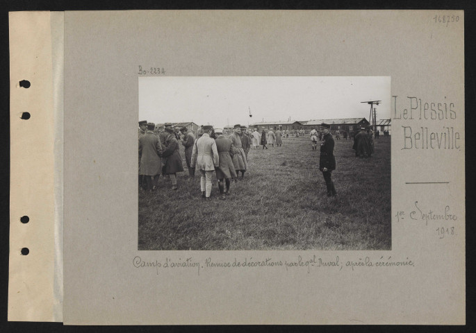 Le Plessis-Belleville. Camp d'aviation. Remise de décorations par le général Duval (Danssinelle) ; après la cérémonie