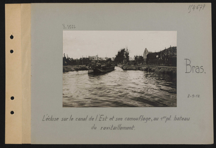Bras. L'écluse sur le canal de l'Est et son camouflage. Au premier plan, bateau du ravitaillement