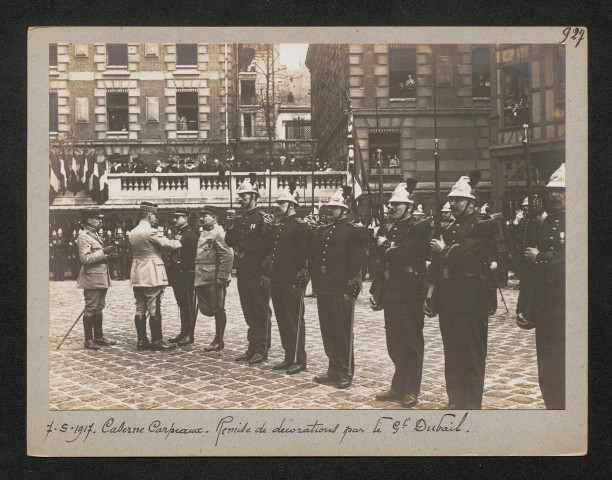 Caserne Carpeaux. Remise de décorations par le général Dubail
