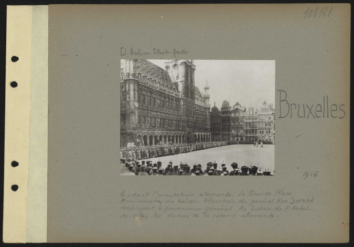 Bruxelles. Pendant l'occupation allemande. La grande place. Anniversaire du Kaiser. Allocution du général Von Zweht remplaçant le gouverneur général. Au balcon de l'hôtel de ville, les dames de la colonie allemande