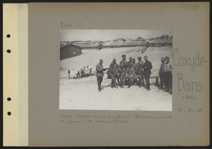 Coxyde-Bains (près). Camp Bador dans les dunes. Baraquements et groupe de sous-officiers