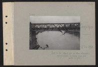 Compiègne. Pont de fer, atteint par un obus allemand : sapeurs posant les mines pour faire sauter le pont