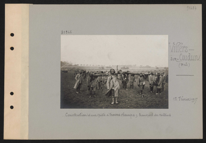Villiers-sur-Coudun (près). Construction d'une piste à travers champs ; transport des rondins