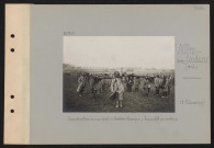 Villiers-sur-Coudun (près). Construction d'une piste à travers champs ; transport des rondins