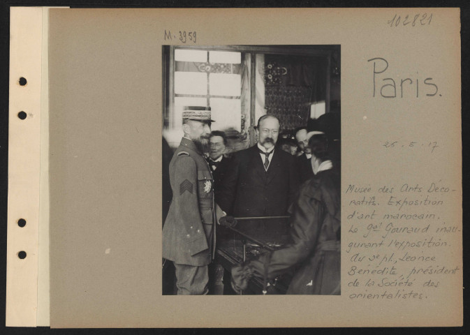 Paris. Musée des arts décoratifs. Exposition d'art marocain. Le général Gournaud inaugurant l'exposition. Au deuxième plan, Léonce Bénédite, président de la société des orientalistes