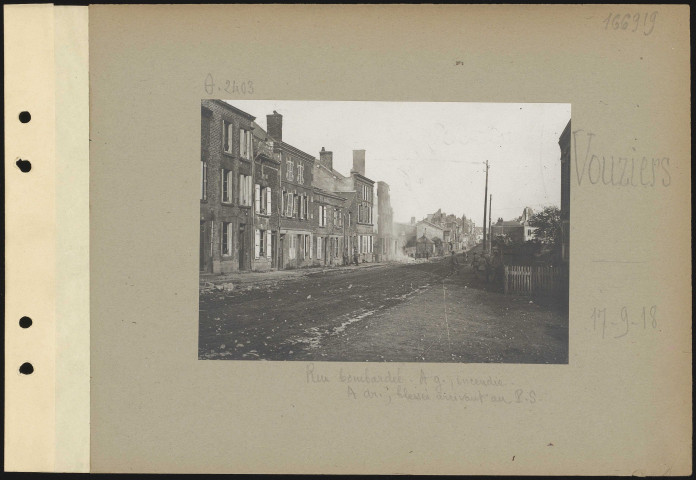 Vouziers. Rue bombardée. À gauche, incendie. À droite, blessés arrivant au poste de secours