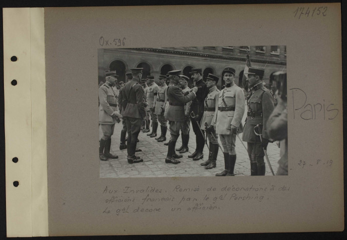 Paris. Aux Invalides. Remise de décorations à des officiers français par le général Pershing. Le général décore un officier