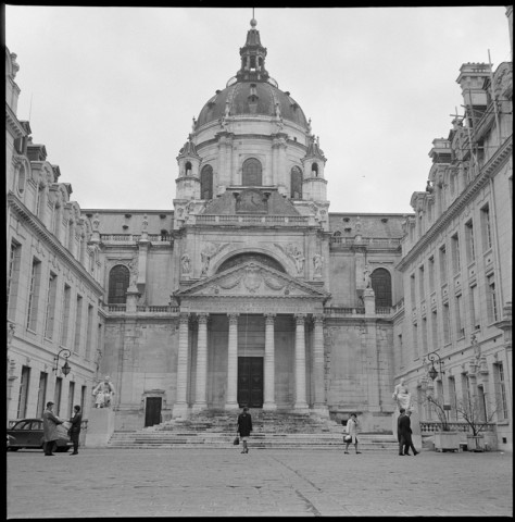 La cour de la Sorbonne. Commémoration des évènements du métro Charonne