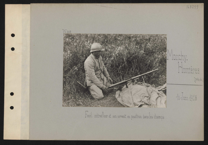 Monchy-Humières (près de). Fusil mitrailleur et son servant en position dans les champs