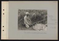Monchy-Humières (près de). Fusil mitrailleur et son servant en position dans les champs