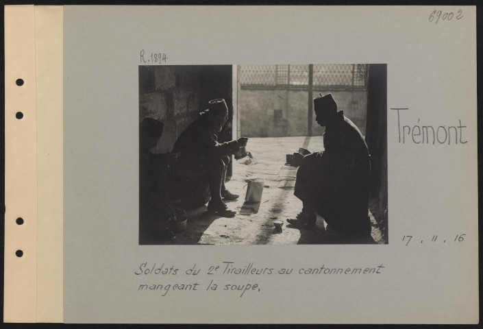 Trémont. Soldats du 2e tirailleurs au cantonnement mangeant la soupe