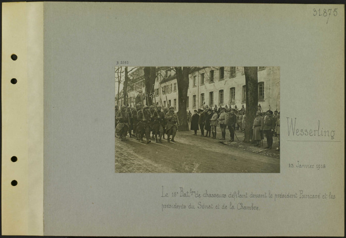 Wesserling. Le 15e bataillon de chasseurs défilant devant le président Poincaré et les présidents du Sénat et de la Chambre