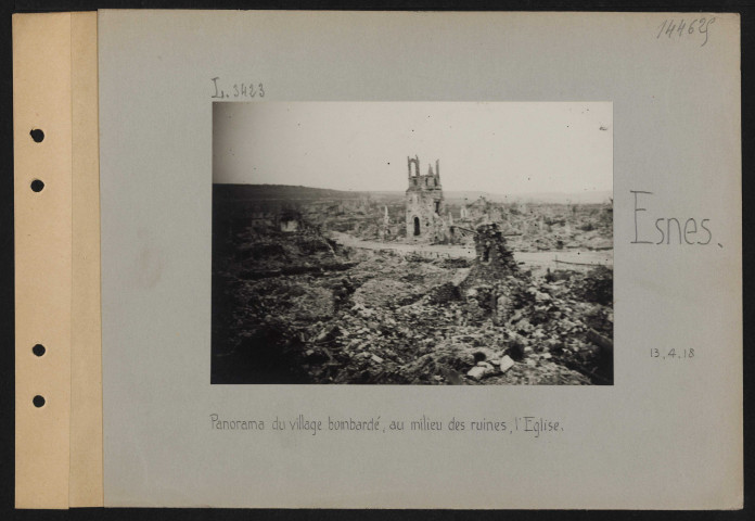 Esnes. Panorama du village bombardé. Au milieu des ruines, l'église