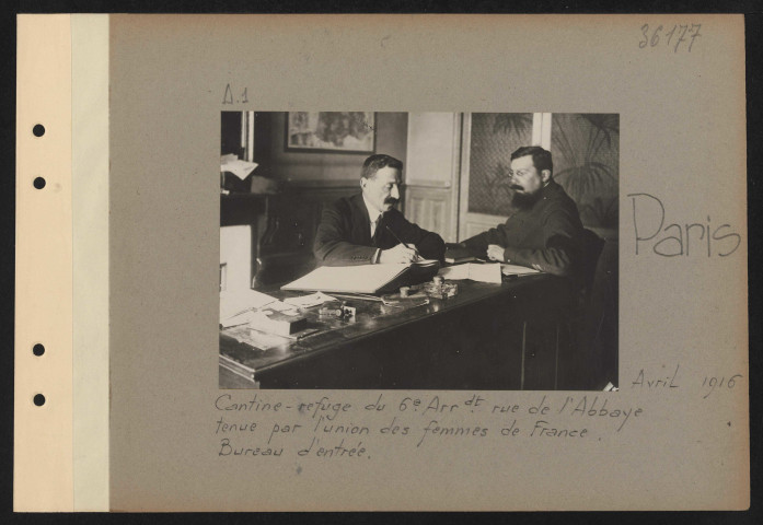 Paris. Cantine-refuge du 6e arrondissement, rue de l'abbaye, tenue par l'Union des femmes de France. Bureau d'entrée
