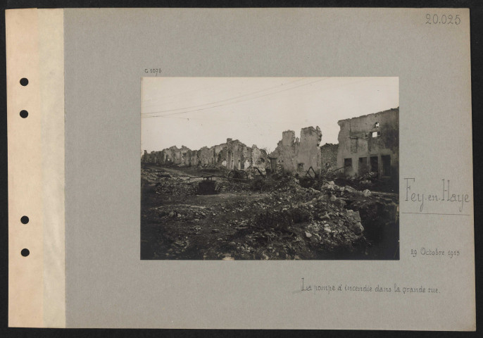 Fey-en-Haye. La pompe à incendie dans la grande rue