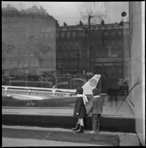 Hotesses de Nestlé servant du café Nescafé. « Coco Bel Œil ». Scènes de rue à Paris