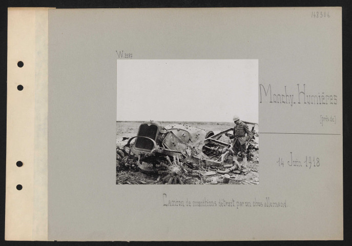 Monchy-Humières (près de). Camion de munitions détruit par un obus allemand
