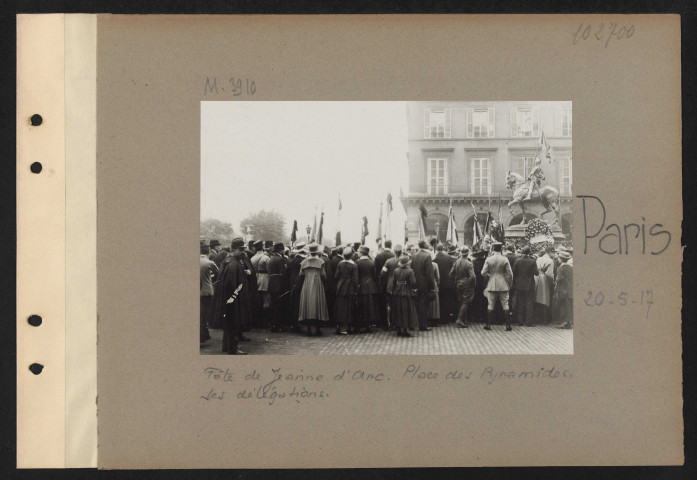 Paris. Fête de Jeanne d'Arc. Place des Pyramides. Les délégations