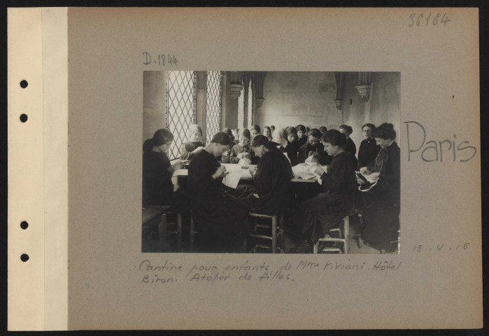 Paris. Cantine pour enfants, de Mme Viviani. Hôtel Biron. Atelier de filles