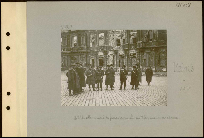 Reims. Hôtel de ville incendié ; la façade principale ; au premier plan, mission canadienne