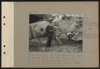 Roissy-en-France. Camp d'aviation de bombardement de jour. Deuxième brigade. GB3, BR 128. De gauche à droite, lieutenant Villemay (50 bombardements) et lieutenant de Loisy (60 bombardements, un avion abattu)