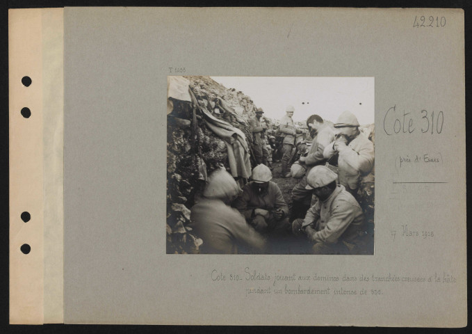 Cote 310 (près d'Esnes). Cote 310. Soldats jouant aux dominos dans des tranchées creusées à la hâte pendant un bombardement intense de 305
