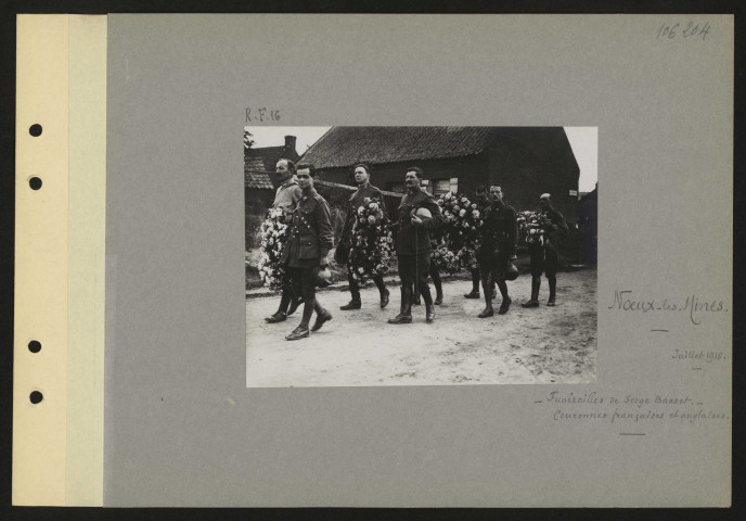 Nœux-les-Mines. Funérailles de Serge Basset. Couronnes françaises et anglaises