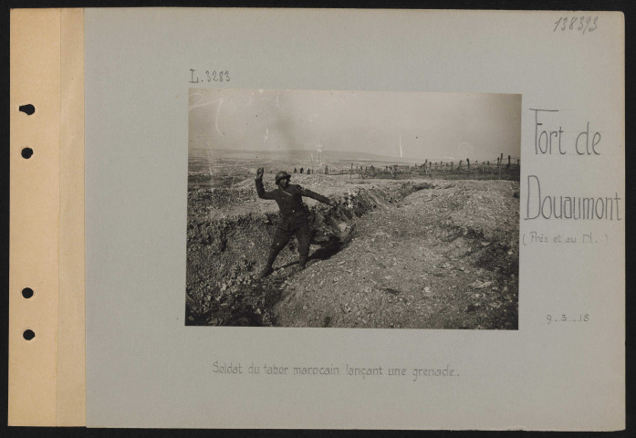 Fort de Douaumont (près et au nord). Soldat du tabor marocain lançant une grenade