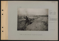 Fort de Douaumont (près et au nord). Soldat du tabor marocain lançant une grenade