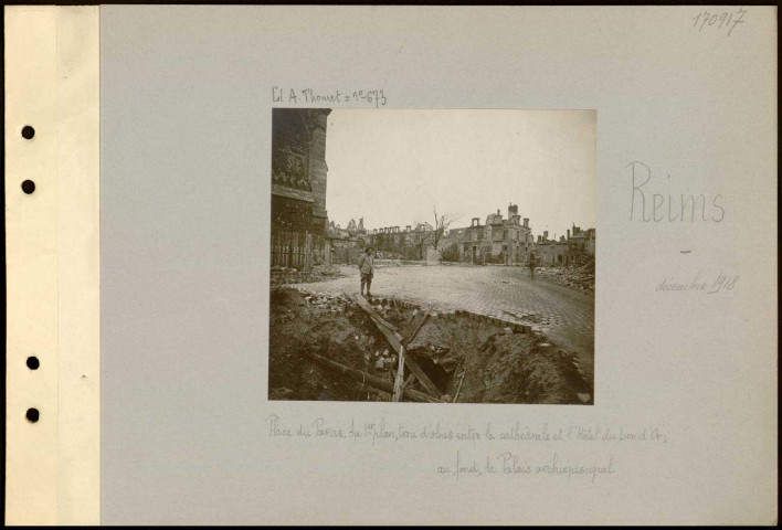 Reims. Place du Parvis. Au premier plan, trou d'obus entre la cathédrale et l'hôtel du Lion d'or ; au fond, le palais archiépiscopal
