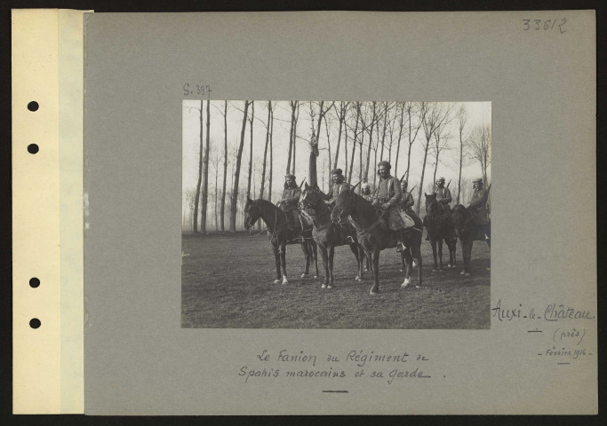 Auxi-le-Château (près). Le fanion du régiment de spahis marocains et sa garde
