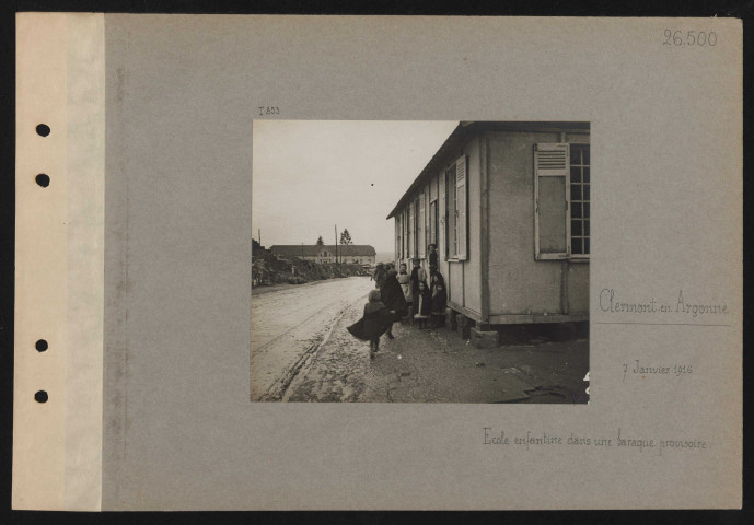 Clermont-en-Argonne. École enfantine dans une baraque provisoire