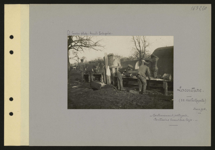 Lacouture (sud-est Vieille-Chapelle). Cantonnement portugais. Fantassins lavant leur linge
