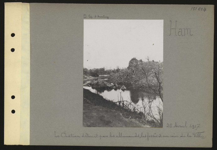 Ham. Le château détruit par les Allemands, les fossés et un coin de la ville