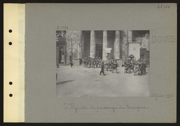 Boves. L'église et passage de troupes