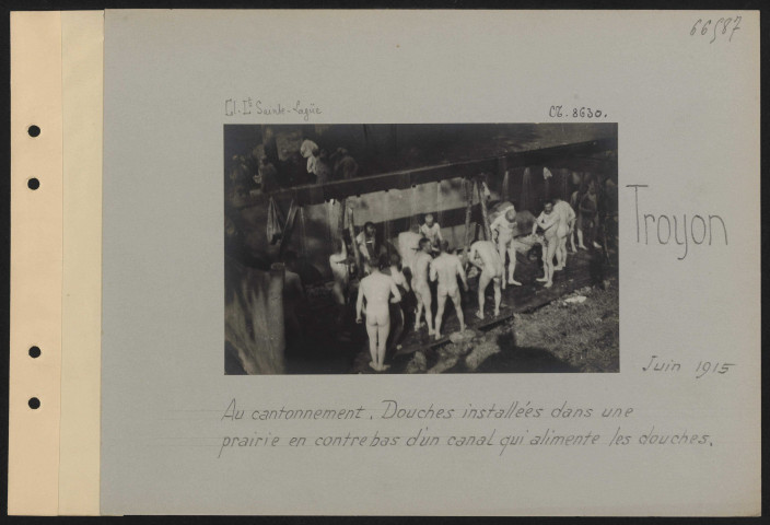 Troyon. Au cantonnement. Douches installées dans une prairie en contrebas d'un canal qui alimente les douches