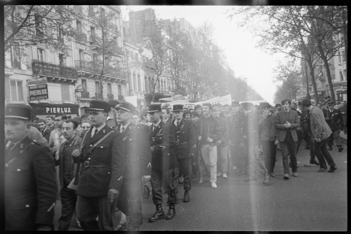Manifestation pour le Vietnam. Remise du prix « Fraternité » de 1967 à Claude Berri. « Marxistes - Léninistes » à la Mutualité