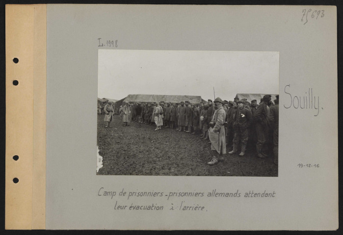 Souilly. Camp de prisonniers. Prisonniers allemands attendant leur évacuation à l'arrière