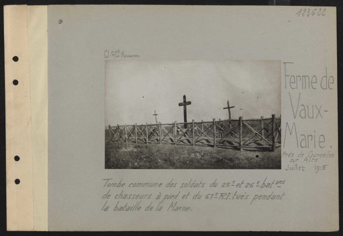 Ferme de Vaux-Marie (près de Courcelles-sur-Aire). Tombe commune des soldats du 25e et 26e bataillons de chasseurs à pied et du 67e RI tués pendant la bataille de la Marne