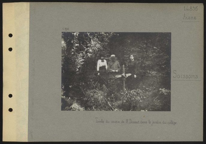 Soissons (Aisne). Tombe du cousin de monsieur Dessart dans le jardin du collège