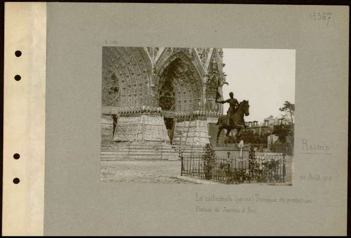 Reims. La cathédrale (parvis). Travaux de protection. Statue de Jeanne d'Arc