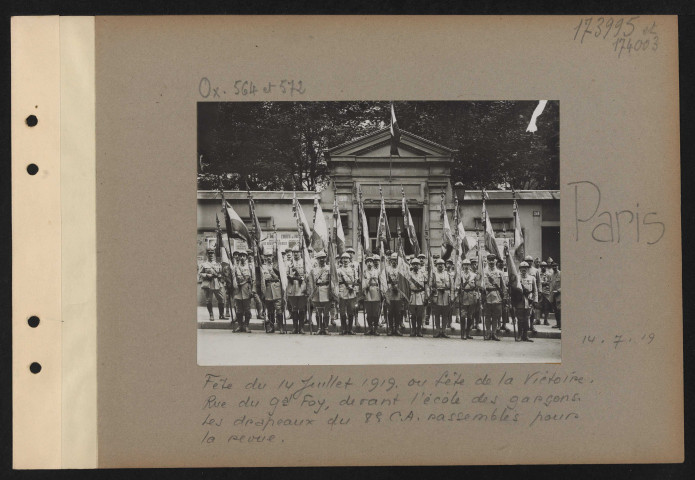 Paris. Fête du 14 juillet 1919 ou fête de la Victoire. Rue du général Foy, devant l'école des garçons. Les drapeaux du 8e CA rassemblés pour la revue