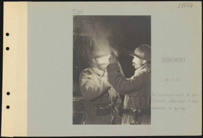Moiremont. Au cantonnement, le soir. Soldats attendant d'aller prendre la garde