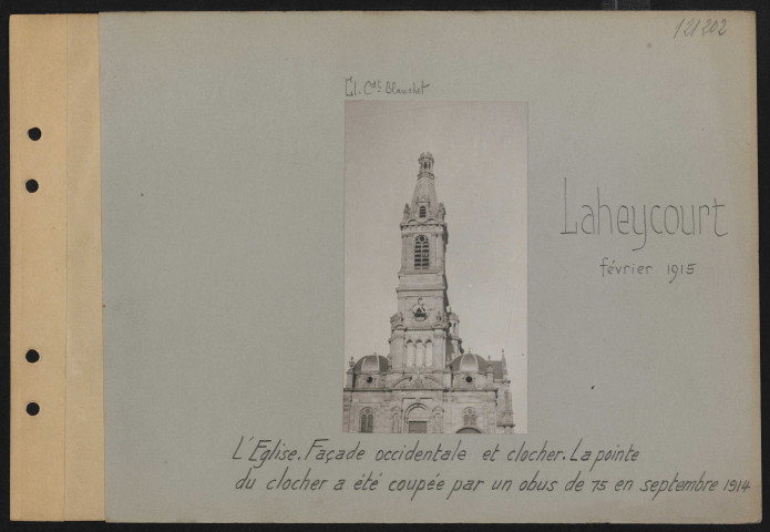 Laheycourt. L'église. Façade occidentale et clocher. La pointe du clocher a été coupée par un obus de 75 en septembre 1914