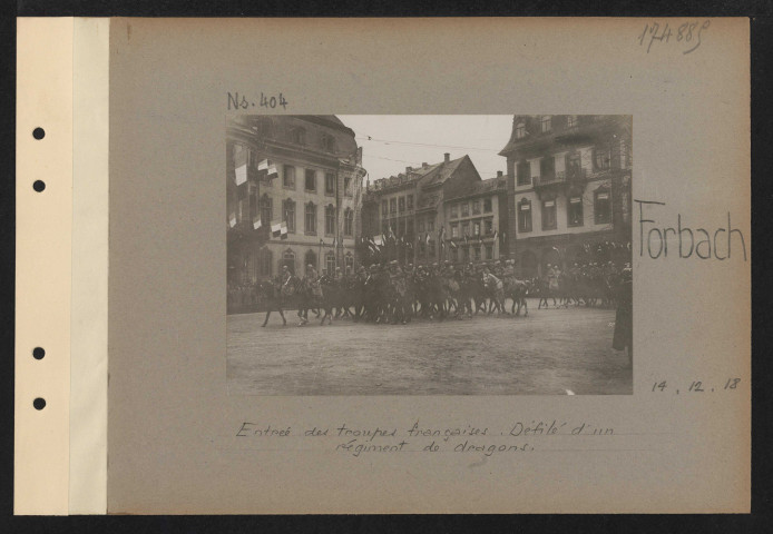 Forbach. Entrée des troupes françaises. Défilé d'un régiment de dragons