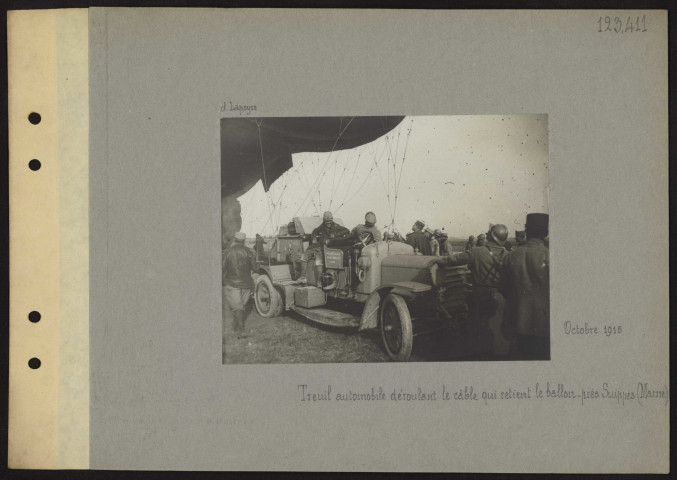 Suippes (près) (Marne). Treuil automobile déroulant le câble qui retient le ballon
