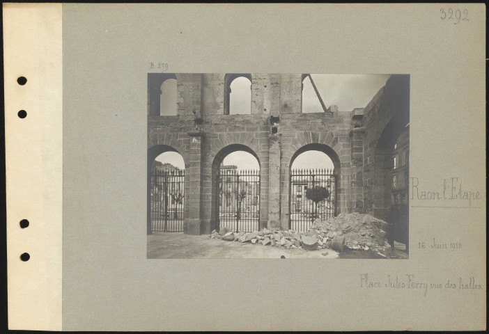 Raon-l'Étape. Place Jules Ferry et les halles