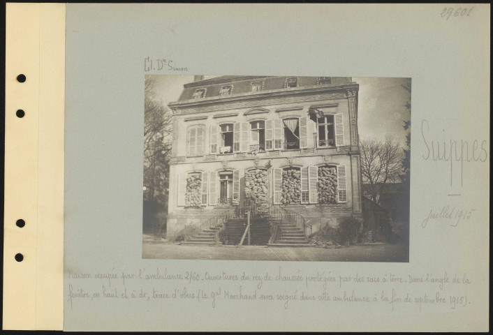 Suippes. Maison occupée par l'ambulance 2/60. Ouvertures du rez-de-chaussée protégées par des sacs à terre. Dans l'angle de la fenêtre, en haut et à droite, trace d'obus. (Le général Marchand sera soigné dans cette ambulance à la fin de septembre 1915)