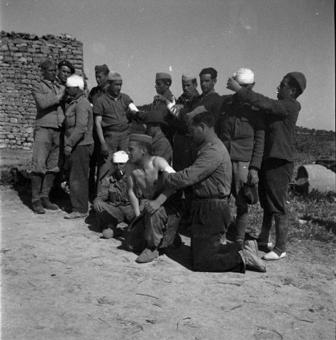 L'infirmerie du 1er bataillon de la XIIIe B.I., près de Fayon, fin avril 1938. L'instruction des civils-infirmiers des compagnies